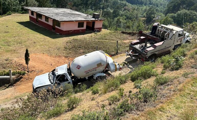 Volcó Una Pipa Que Transportaba Gas LP, en Linda Vista, Municipio de Tenango de Doria