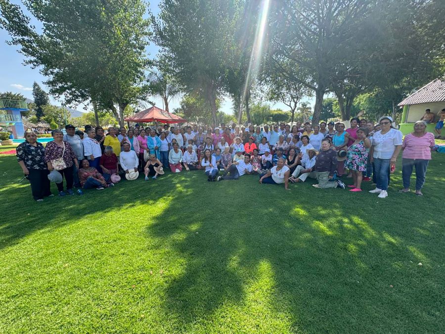 IAAMEH festeja Día de las Madres a Adultas mayores