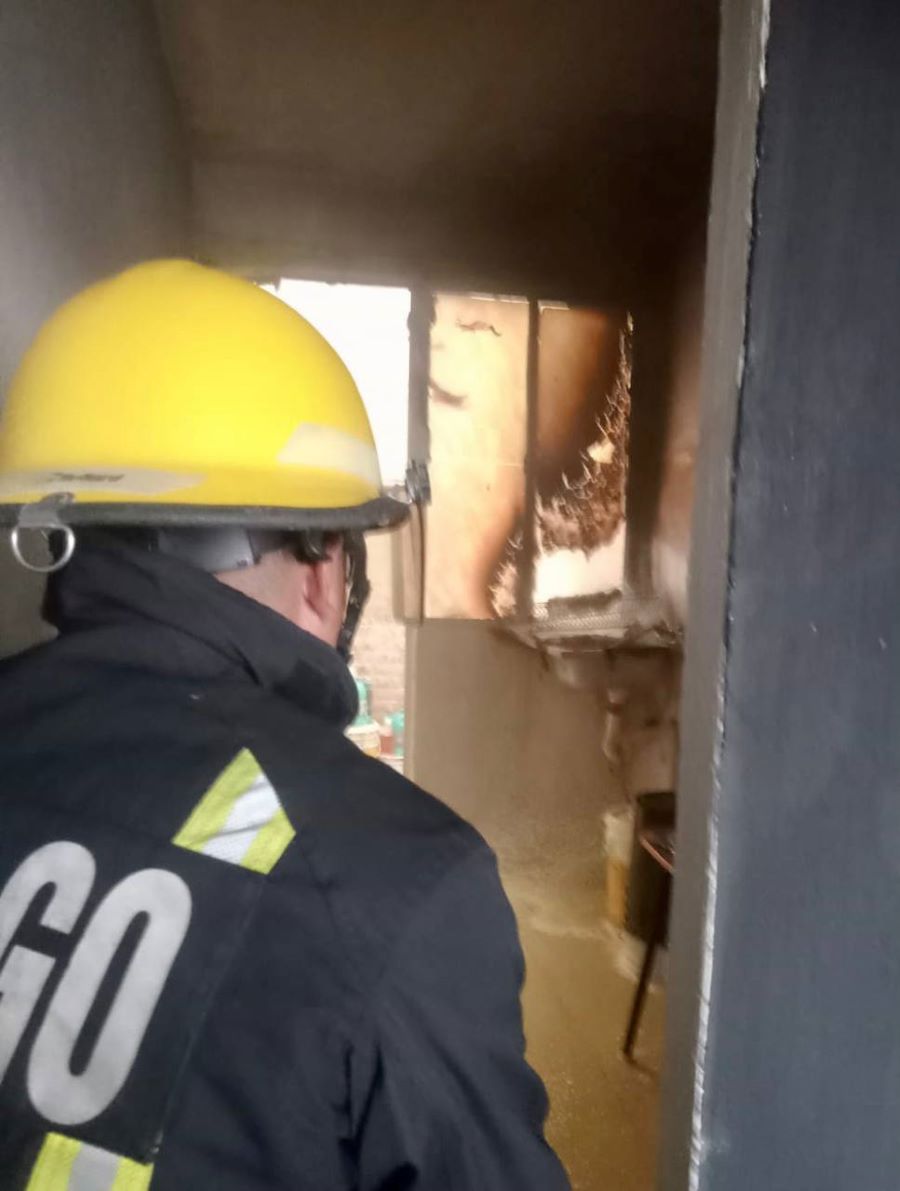 Bomberos sofocan incendio en vivienda