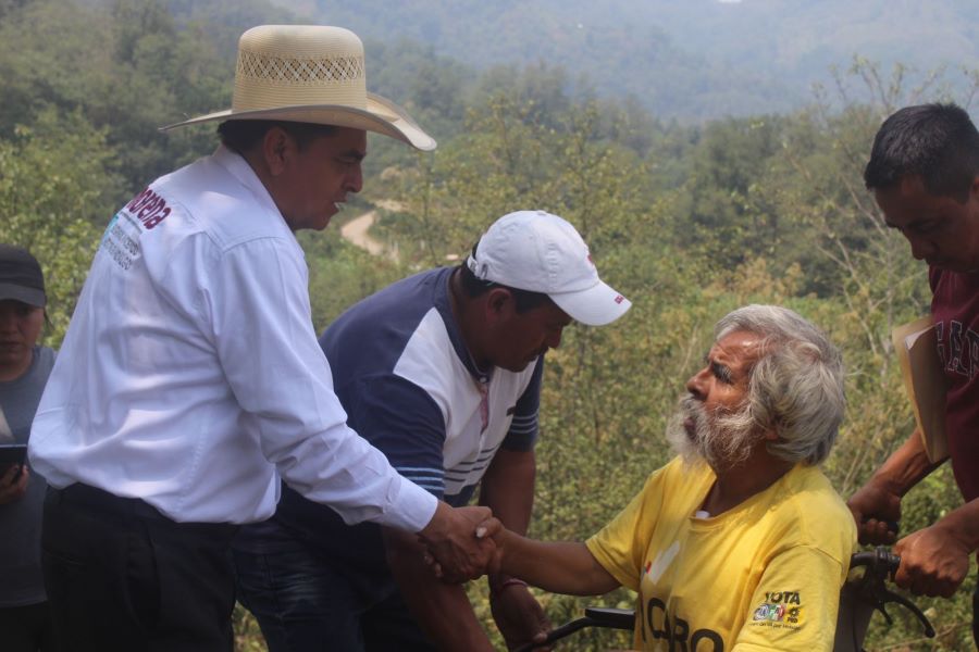 Presenta Ubaldo González estrategia para mejorar salud en San Bartolo Tutotepec