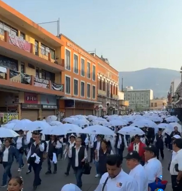 Miles de Docentes de la Sección XV del SNTE Marcharon Para Exigir Jubilación e Incremento de Salarios, Que Se Mejoren Las Condiciones de Seguridad Social.