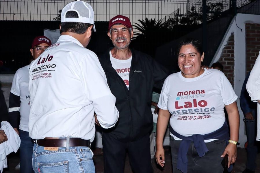 Vecinos entregan lista de peticiones a Lalo Medécigo