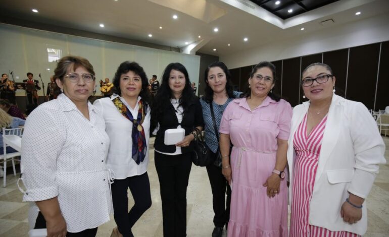 Voluntario Universitario festeja a Madres de Familia de la UAEH