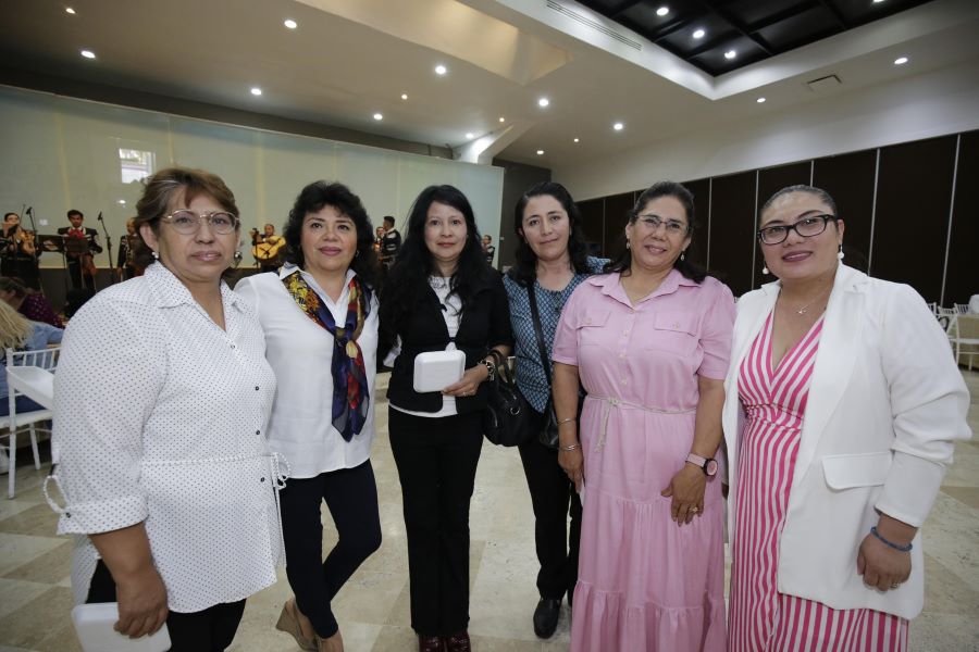 Voluntario Universitario festeja a Madres de Familia de la UAEH