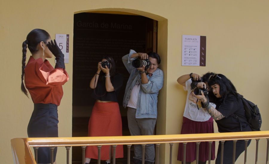 Jóvenes Artistas Exploran Nuevas Técnicas en Conv3rsafoto 2024