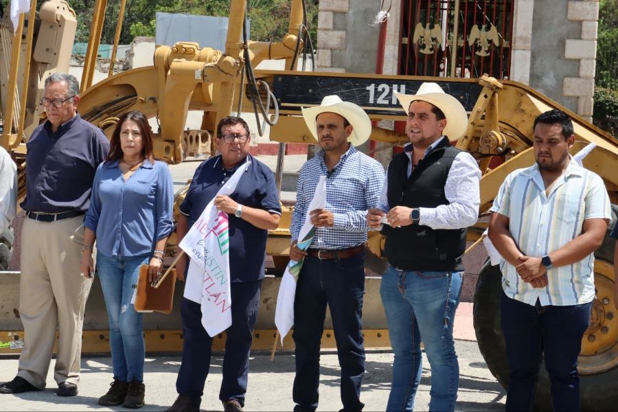 CEMD y Autoridades de San Agustín Metzquititlán Rehabilitan Caminos Rurales