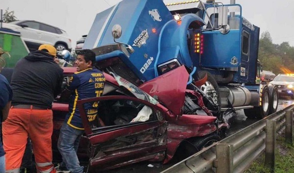 Choque Frontal Sobre la Carretera México-Tuxpan a la Altura del Tejocotal: Saldo 2 Muertos