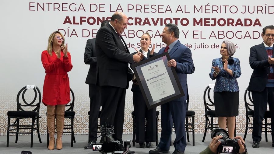Entrega Menchaca Salazar presea al Mérito Jurídico 2024