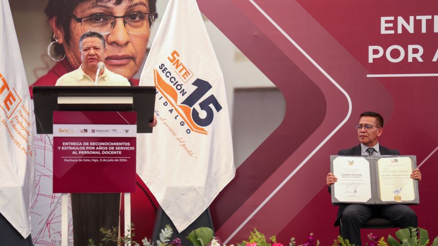 Reconocen Años de Entrega de Docentes Hidalguenses