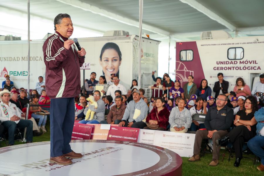 Trabajamos Para Emparejar el Piso: Julio Menchaca