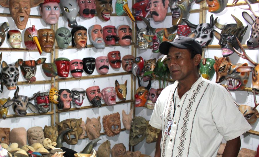 Puedes Encontrar Artesanías de Temporada en la Villa Navideña