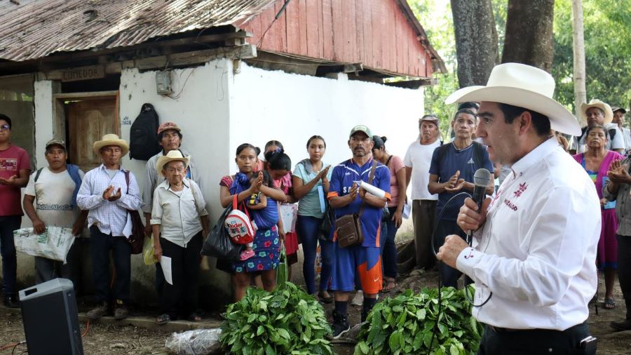 Entrega Apoyos Agropecuarios Titular de Saderh en Gira Por La Sierra y Huasteca