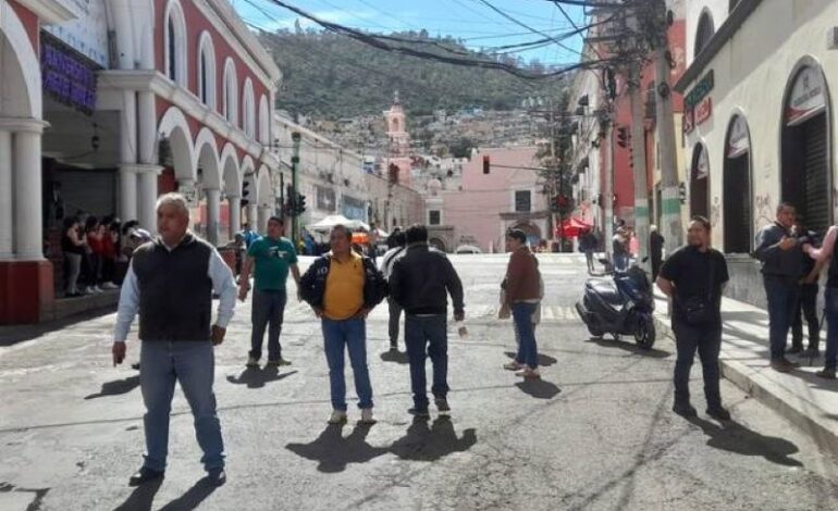 Locatarios del Mercado Miguel Hidalgo, Mejor Conocido Como “La Fayuca”, Cierran Calles del Centro de Pachuca
