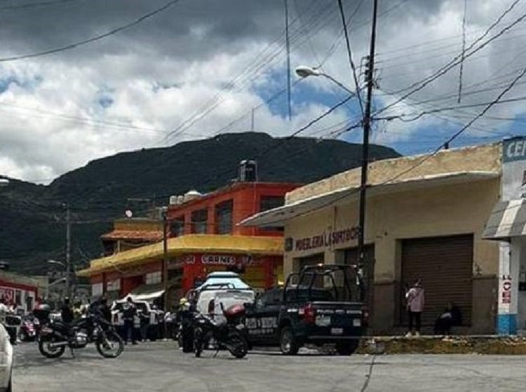 Una Pipa de Gas Mal Estacionada se Deslizo y Choco Contra Puestos Afuera de Mercado de la Surtidora en Pachuca