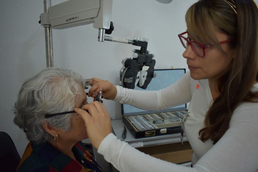 Reafirma gobierno estatal compromiso con la salud visual de las personas adultas mayores
