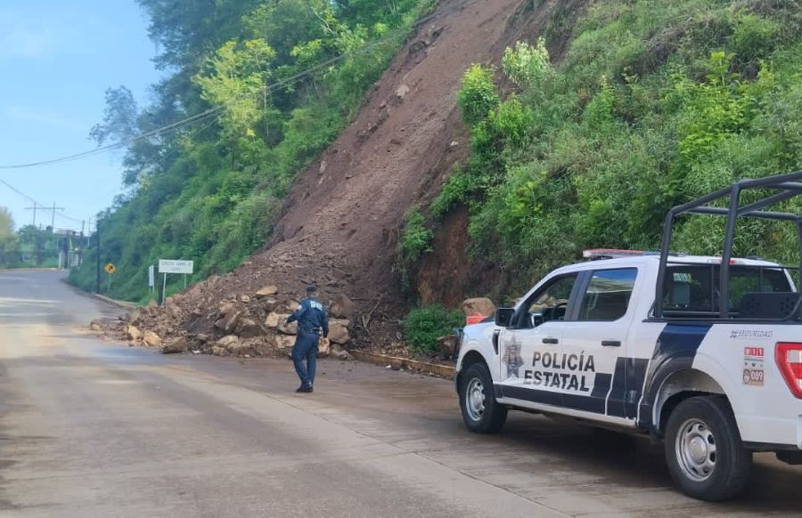 Deslaves Causados Por Las Intensas Lluvias Sobre La Carretera Federal México-Tampico