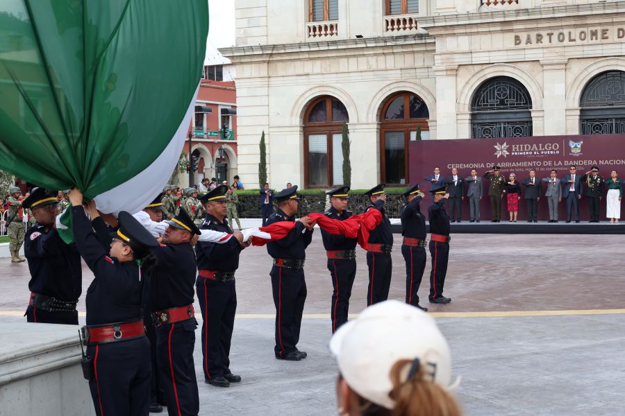 El Arriamiento de la Bandera en el Aniversario 214 Del Inicio de la Independencia de México, es Parte De Nuestras Raíces