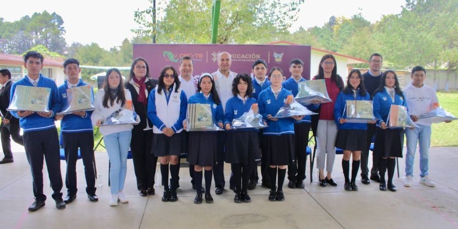 Recibieron Libros y Uniformes Estudiantes del CECyTEH Plantel Agua Blanca