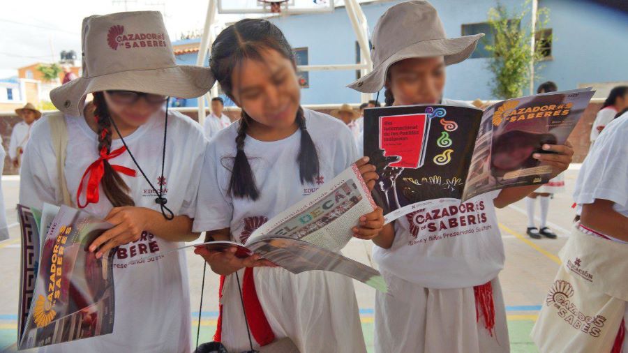 IHE Entrega Gaceta del Programa Cazadores de Saberes en Primaria Indígena de la Comunidad del Deca