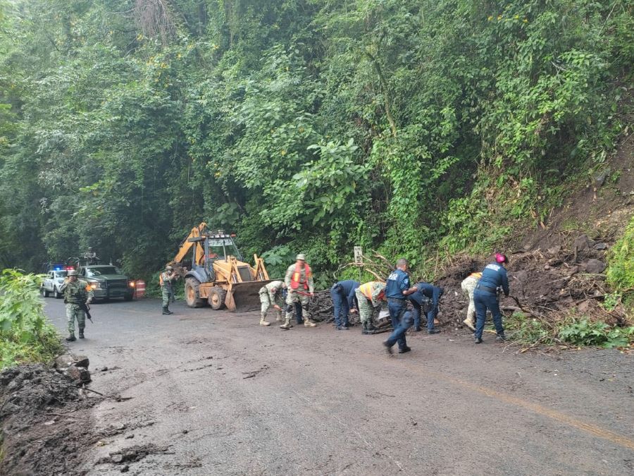 Liberan carretera en Tlanchinol, tras deslave