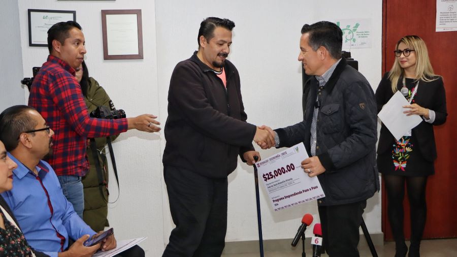 Personas Con Discapacidad y Adultas Mayores Reciben Apoyos Económicos del Programa “Emprendiendo Paso a Paso”