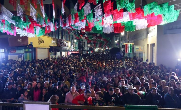 Presidenta Municipal Lorena García Cázares Dio Su Primer Grito de Independencia