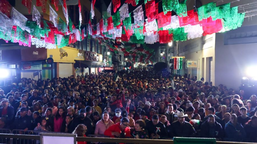 Presidenta Municipal Lorena García Cázares Dio Su Primer Grito de Independencia