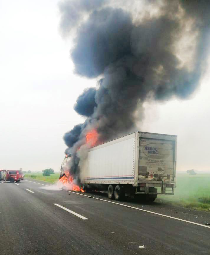 Sofocan rescatistas incendio en tractocamión