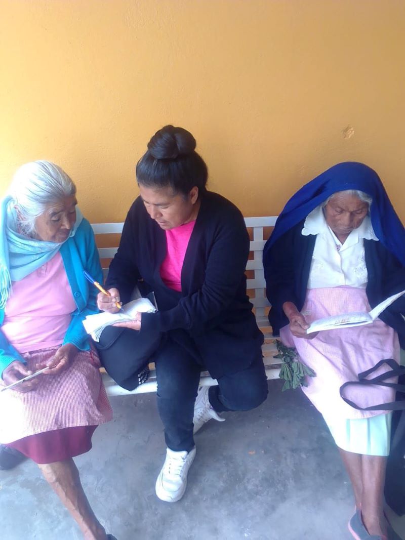 Con Círculos de Lectura, Contribuyen a Bienestar de Mayores de 60 Años