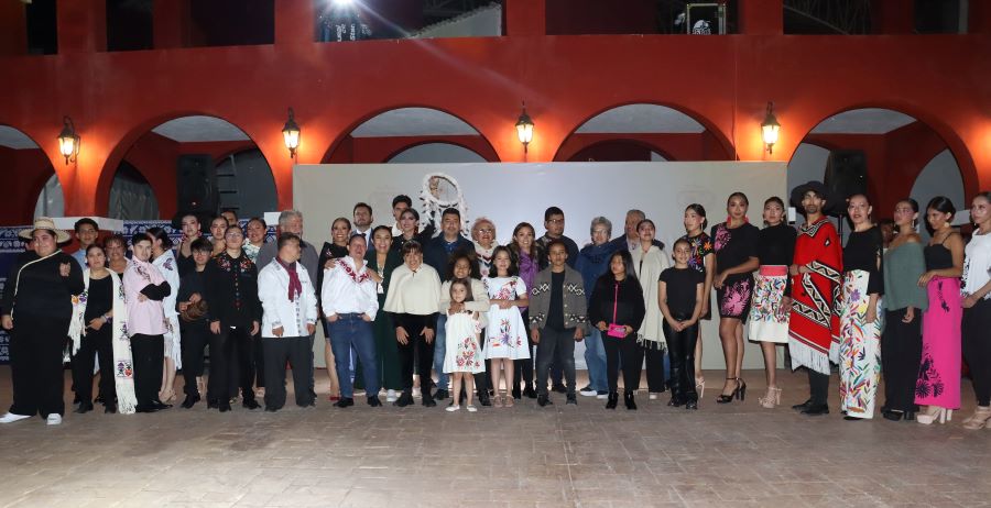 Desfilaron en la feria con vestidos artesanales, en Pasarela de la Inclusión 2024