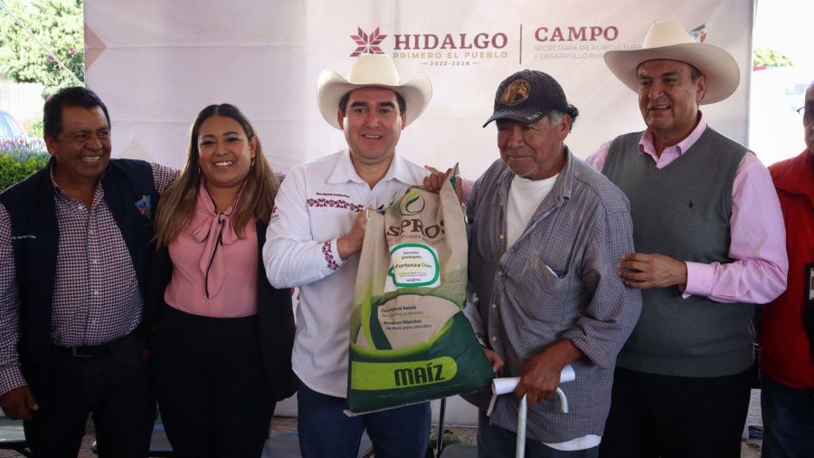 Entrega Titular de Saderh Diferentes Apoyos en Nopala de Villagrán