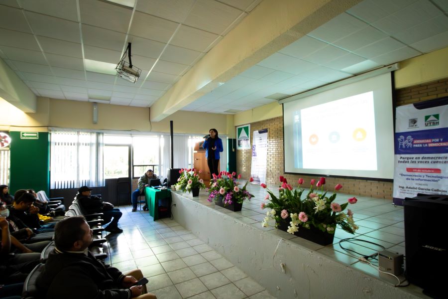 IEEH realiza Conferencia “Democracia y Tecnologías de la Información”