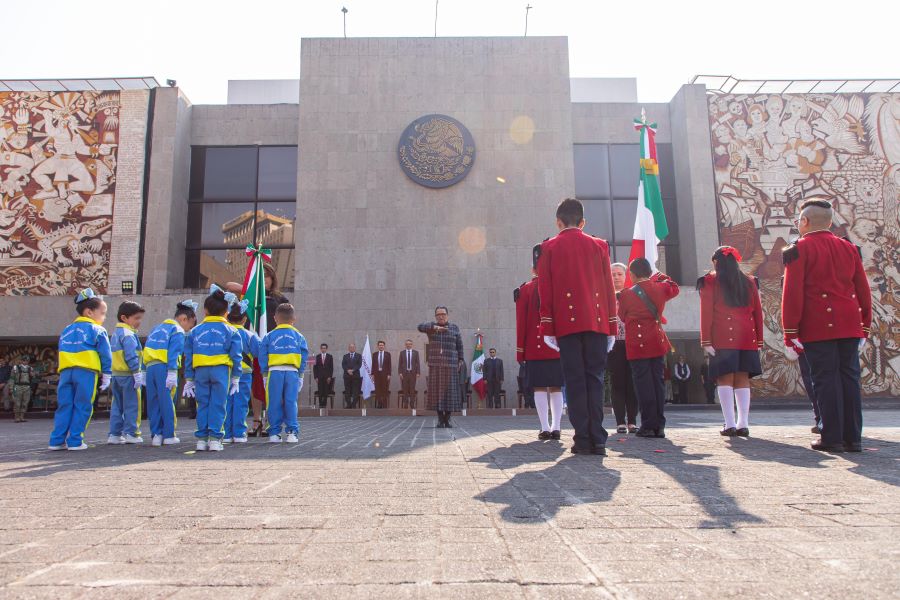 Abandera Segob a Escuelas de Educación Básica