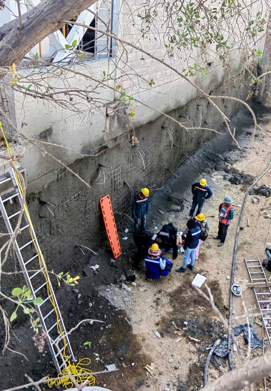 Bomberos Rescatan a Hombre Que Cayó En Construcción