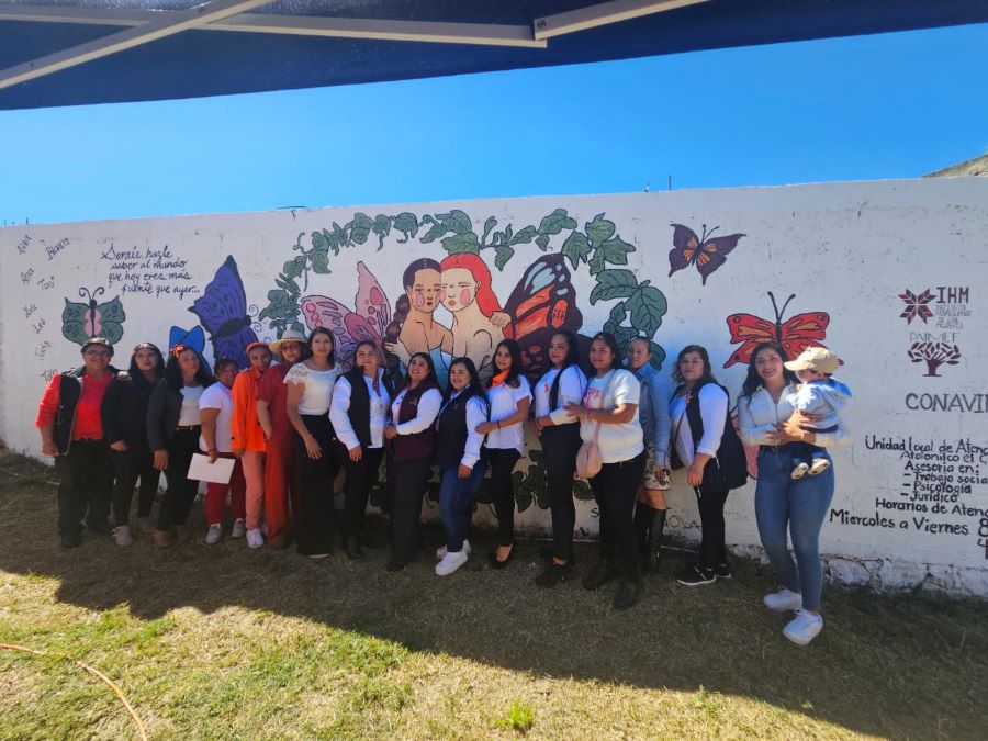 Mujeres Realizan Mural Dedicado a la Sororidad