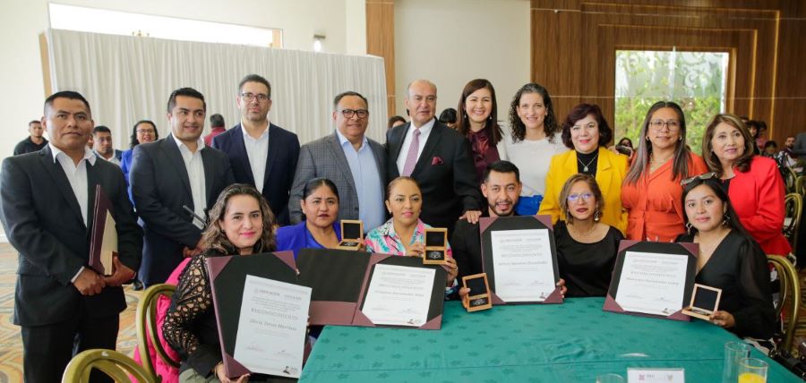 Reciben 121 Docentes de Educación Básica y 4 de Media Superior Reconocimientos a la Práctica Educativa 2024