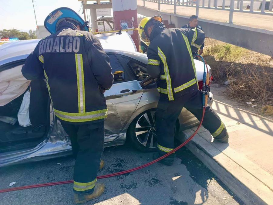 Bomberos atienden accidente en bulevar Santa Catarina