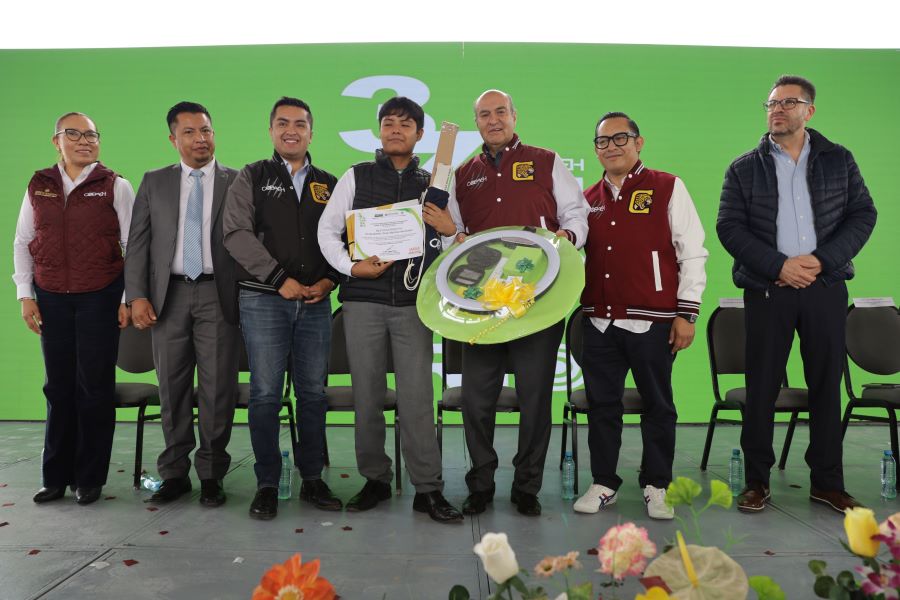 Garantizar a estudiantes trayectoria de secundaria a media superior, compromiso del gobernador Julio Menchaca