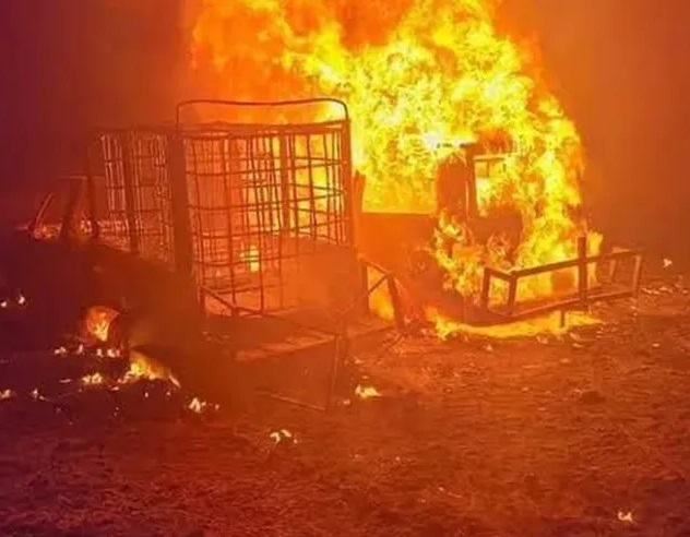 Se Incendian 3 Camionetas Huachicoleras en Tlaxcoapan