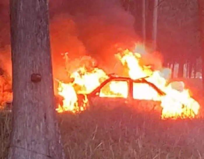 Elementos de Bomberos Sofocaron el Incendio de un Automóvil en la Localidad de San Mateo, Encontraron un Cuerpo Calcinado
