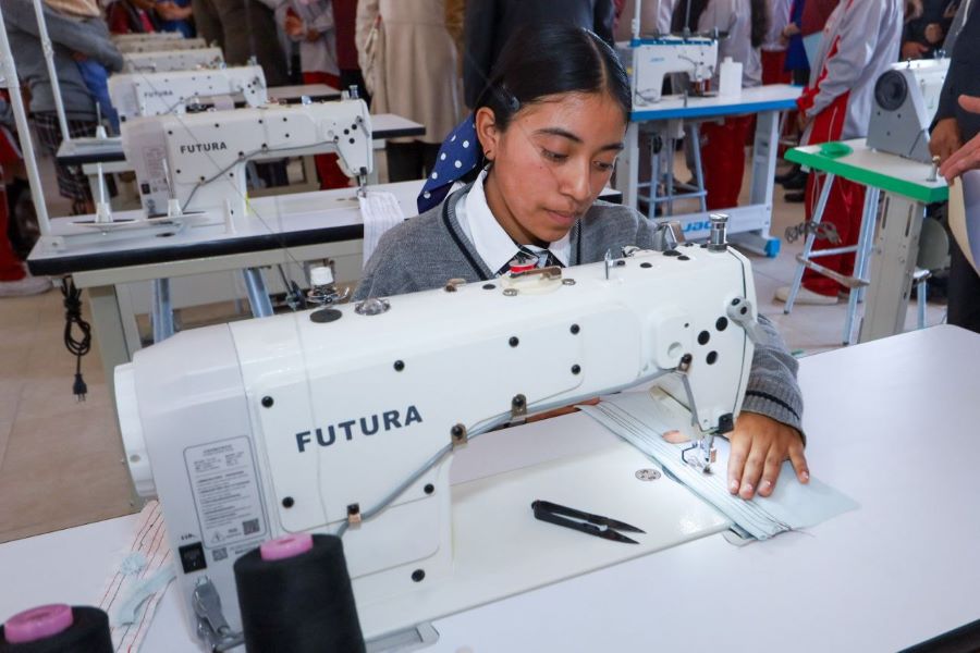 Estudiantes de San Salvador Reciben Equipamiento Para Talleres