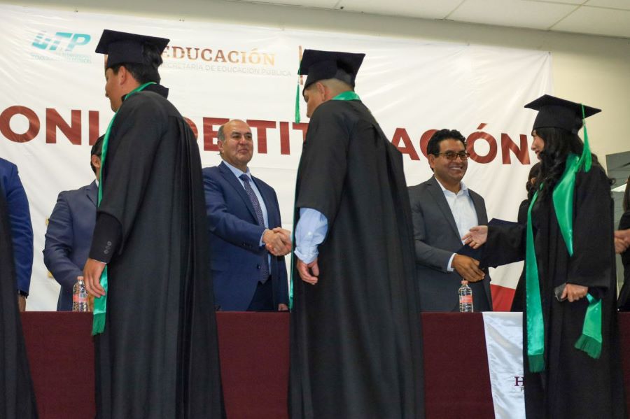 Titular de la SEPH Entregó Títulos a Egresados de la UTTT