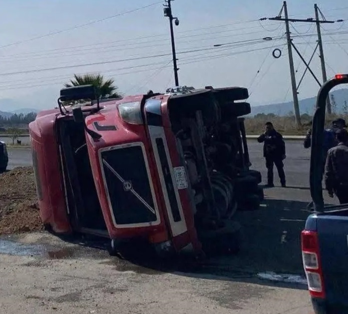 Un Tracto camión Saco de la Cinta Asfáltica a Unidad de SEDENA, Esta Volcó, Resultaron Heridos sus Tres Tripulantes