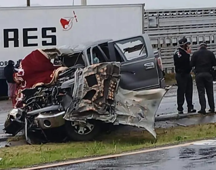 Choca Tracto Camión Contra una Camioneta en la México-Tuxpan a la Altura de Singuilucan, deja un Saldo de 2 Muertos y dos heridos