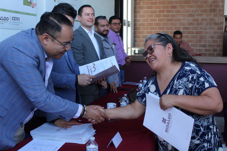 Cevi Entrega Escrituras Que Amparan su Propiedad a 28 Familias