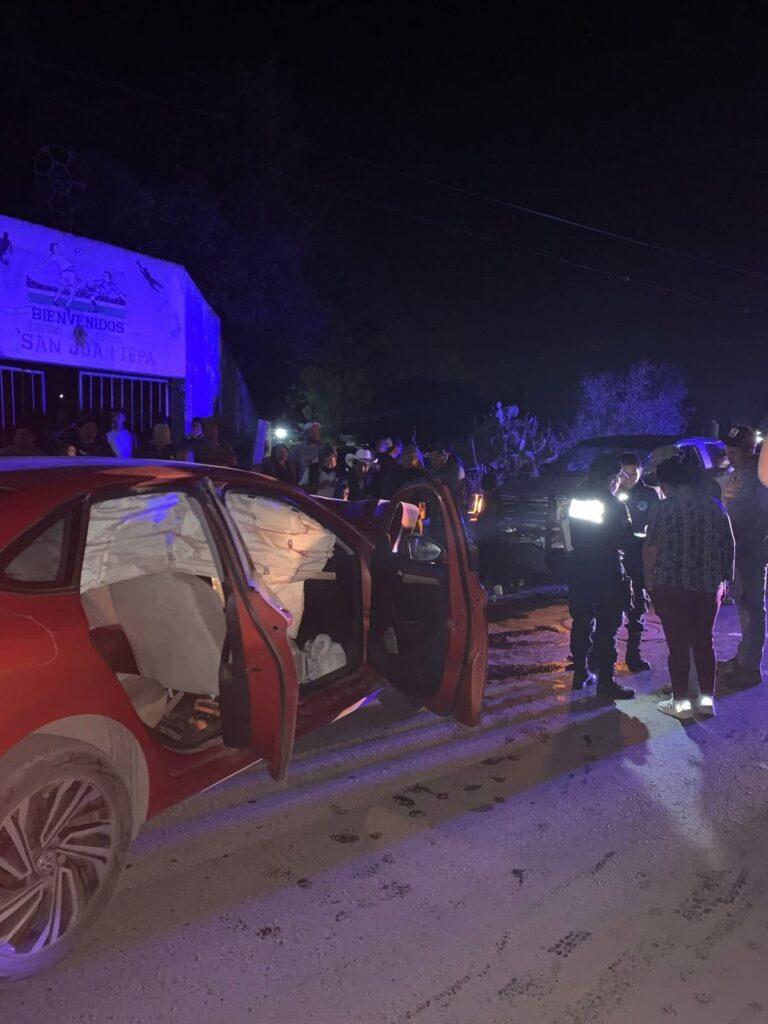 Choque Entre Un Volkswagen Tipo Jetta y Una Camioneta Ford F-150 en la Comunidad de San Juan Tepa