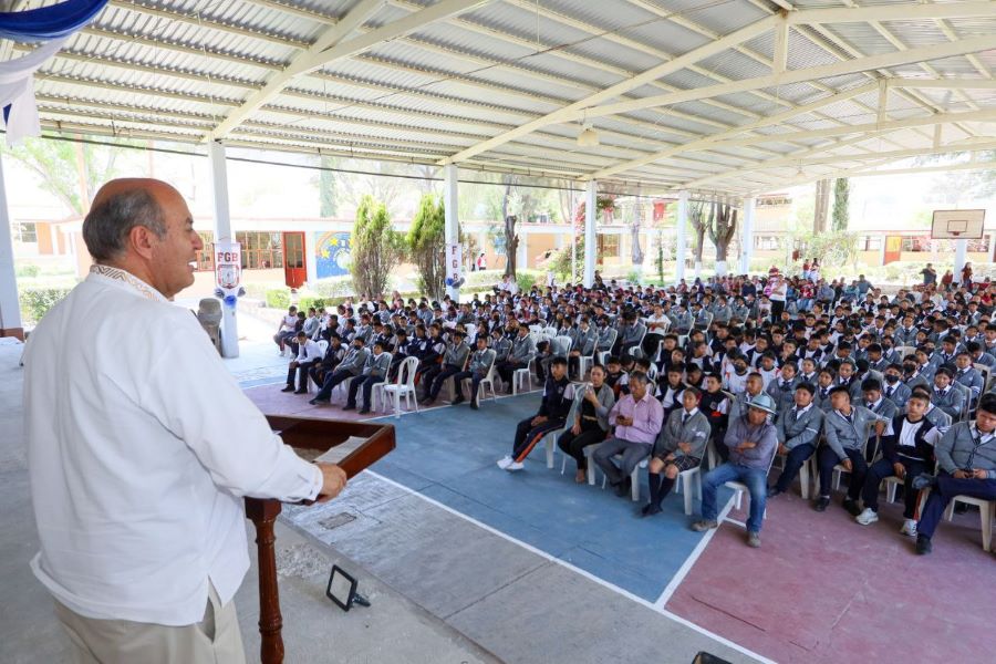 Comunidad Educativa Recibe 4.8 Millones de Pesos Para Equipamiento en Talleres