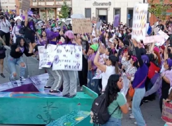 Convocan a “mujeres del pueblo, no funcionarias” a la Marcha 8M en Pachuca