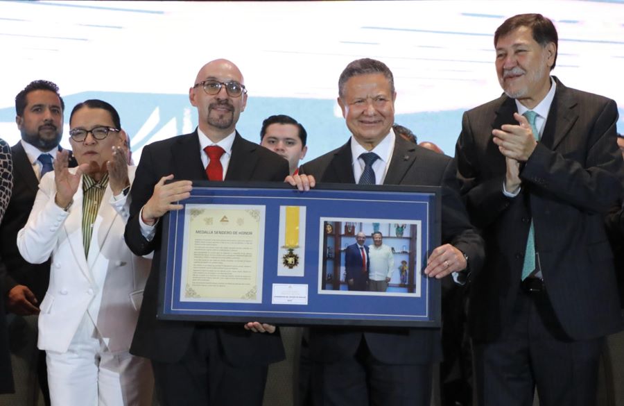 Entrega Concanaco Servytur al Gobernador Julio Menchaca la Medalla Sendero de Honor