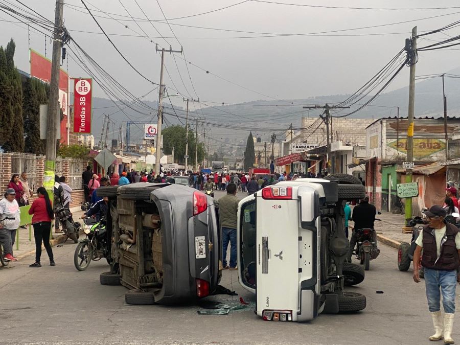 Sujeto Conducía a Exceso de Velocidad su Jetta, Choco Contra Muro de Contención, Perdió una Llanta Delantera, Volcó Quedó Llantas Para Arriba